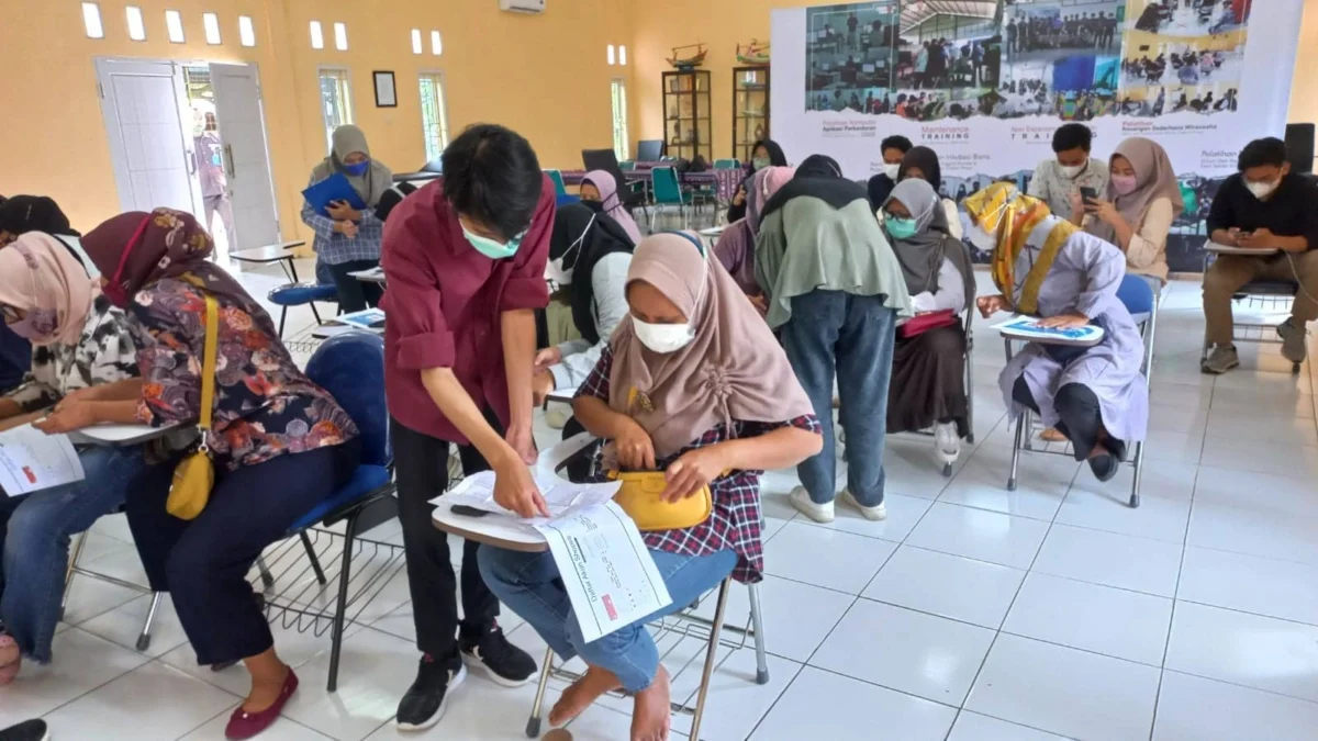 DIBINA. Sejumlah warga sekitar Cirebon Power mengikuti pelatihan marketing digital.