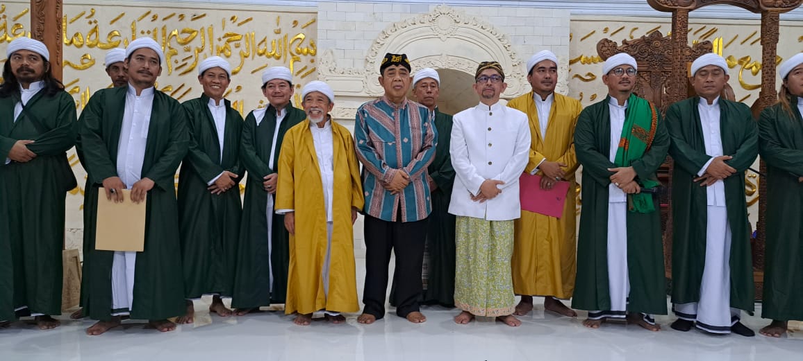 Masjid mewah di situs keramat Puser Bumi Gunung Jati