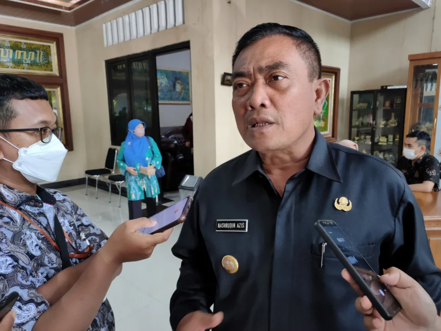 PERCEPAT PENCAIRAN. Walikota Cirebon, Drs H Nashrudin Azis SH meminta jajarannya segera melakukan pencairan tunda bayar kepada para kontraktor. FOTO: ASEP SAEPUL MIELAH/RAKCER.ID