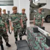 Danpussenarhanud, Mayjen TNI Haris Sarjana meninjau persenjataan di Hanggar Yon Arhanud 14/ PWY