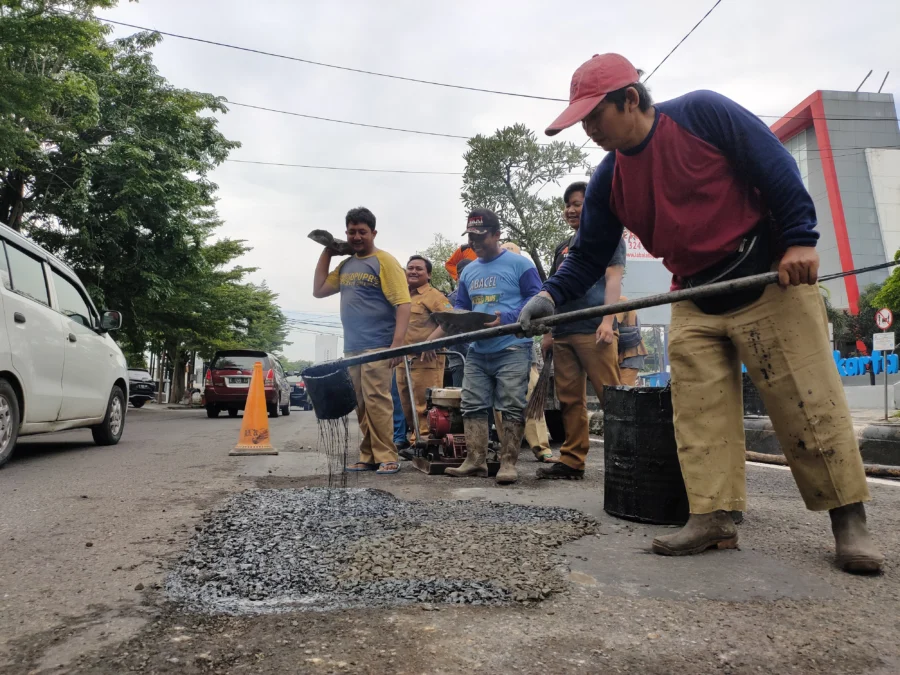 perbaikan jalan berlubang di jalan protokol Kota Cirebon