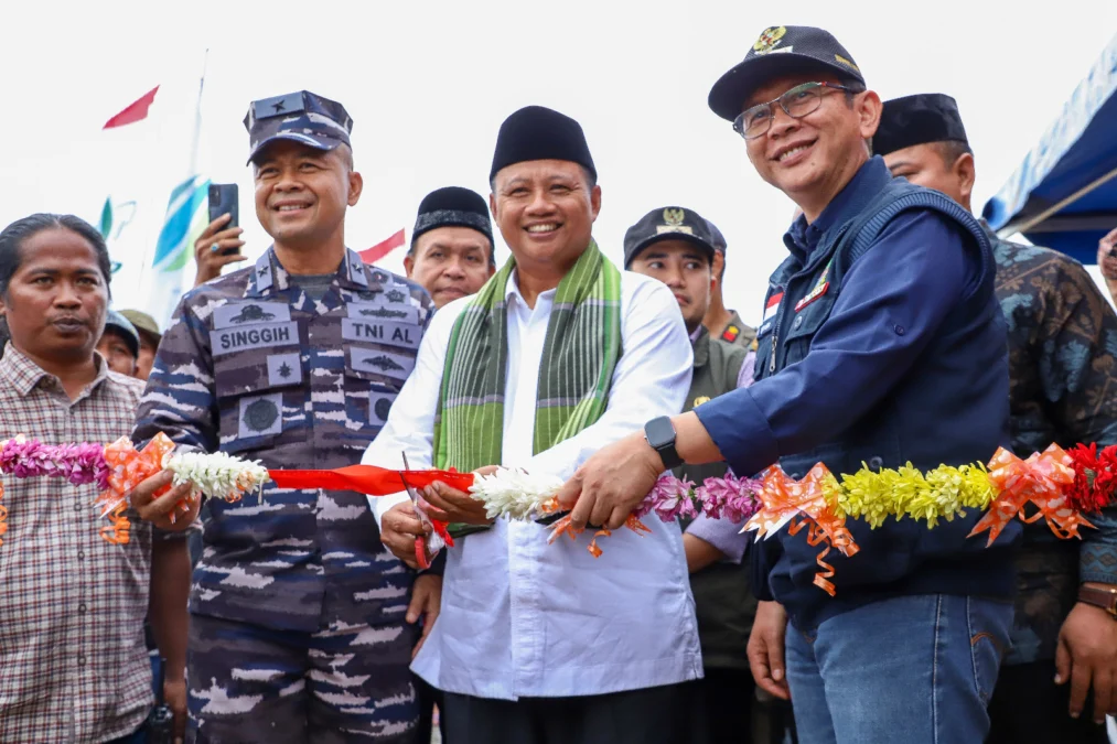 Nelayan pesisir utara Kabupaten Bekasi menggelar nadran