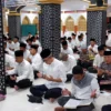 DOA BERSAMA. Prajurit TNI di lingkungan Korem 063/ SGJ beserta Forkopimda, mengikuti muhasabah dan istigosah kubro, secara langsung yang difokuskan di Masjid Agung Cianjur. Isinya doa dan dzikir untuk Bangsa Indonesia lebih baik. FOTO: ASEP SAEPUL MIELAH/RAKYAT CIREBON