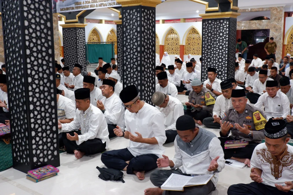 DOA BERSAMA. Prajurit TNI di lingkungan Korem 063/ SGJ beserta Forkopimda, mengikuti muhasabah dan istigosah kubro, secara langsung yang difokuskan di Masjid Agung Cianjur. Isinya doa dan dzikir untuk Bangsa Indonesia lebih baik. FOTO: ASEP SAEPUL MIELAH/RAKYAT CIREBON