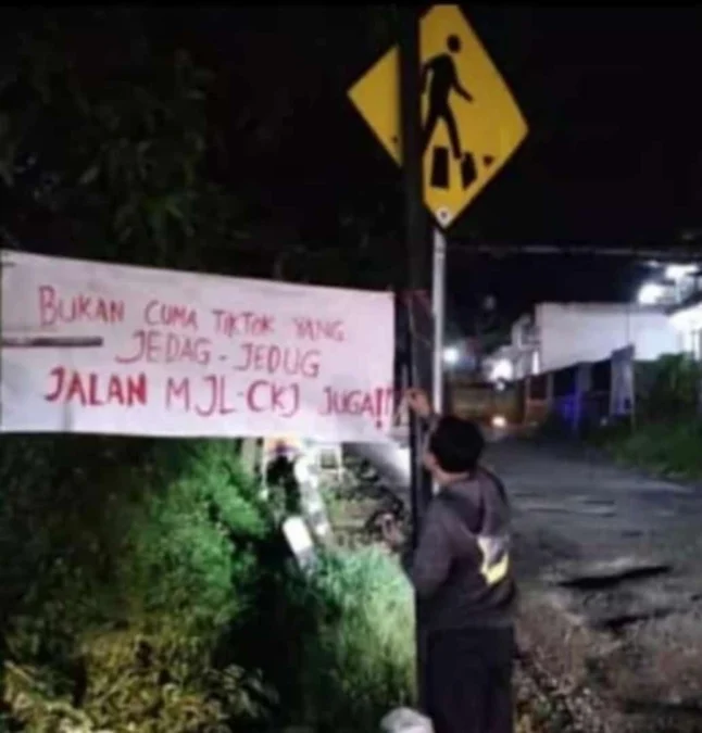 Warga Majalengka protes jalan rusak