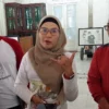 STATEMEN. Bupati Indramayu, Nina Agustina memberikan keterangan terkait informasinya Lucky Hakim mundur dari kursi wakil bupati Indramayu, Selasa 14 Februari 2023. FOTO: TARDIARTO AZZA/RAKYAT CIREBON