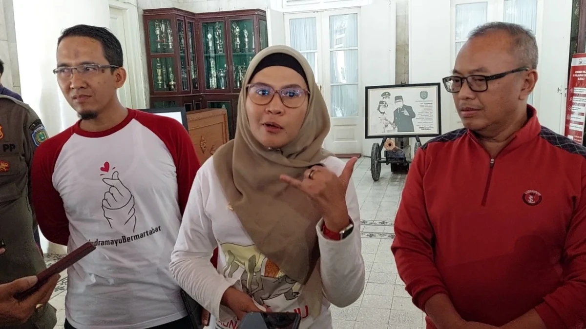 STATEMEN. Bupati Indramayu, Nina Agustina memberikan keterangan terkait informasinya Lucky Hakim mundur dari kursi wakil bupati Indramayu, Selasa 14 Februari 2023. FOTO: TARDIARTO AZZA/RAKYAT CIREBON