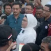 SAMPAIKAN SIKAP. Bupati Nina Agustina menyampaikan sikapnya terhadap perkembangan pengunduran diri Lucky Hakim dari jabatan Wabup Indramayu. FOTO: TARDIARTO AZZA/RAKYAT CIREBON