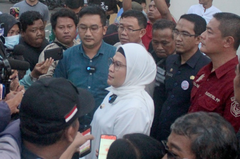 SAMPAIKAN SIKAP. Bupati Nina Agustina menyampaikan sikapnya terhadap perkembangan pengunduran diri Lucky Hakim dari jabatan Wabup Indramayu. FOTO: TARDIARTO AZZA/RAKYAT CIREBON