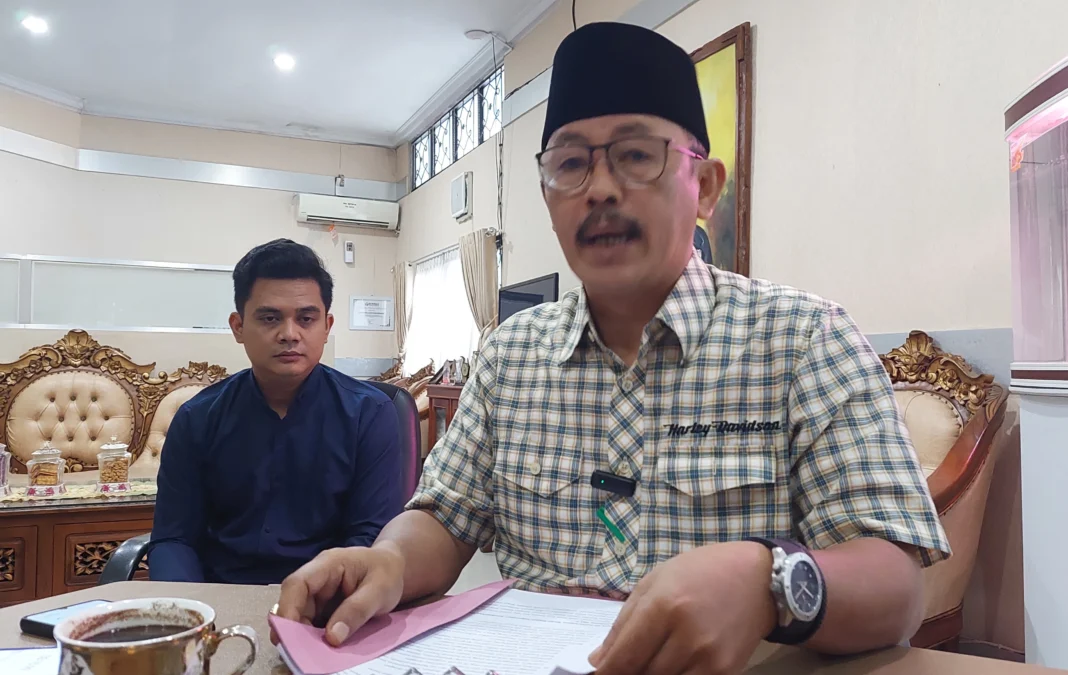 POLEMIK. Ketua DPRD Indramayu, Syaefudin memastikan Lucky Hakim masih menjabat wabup dan akan memenuhi undangan lembaga legislatif. FOTO: TARDIARTO AZZA/RAKYAT CIREBON