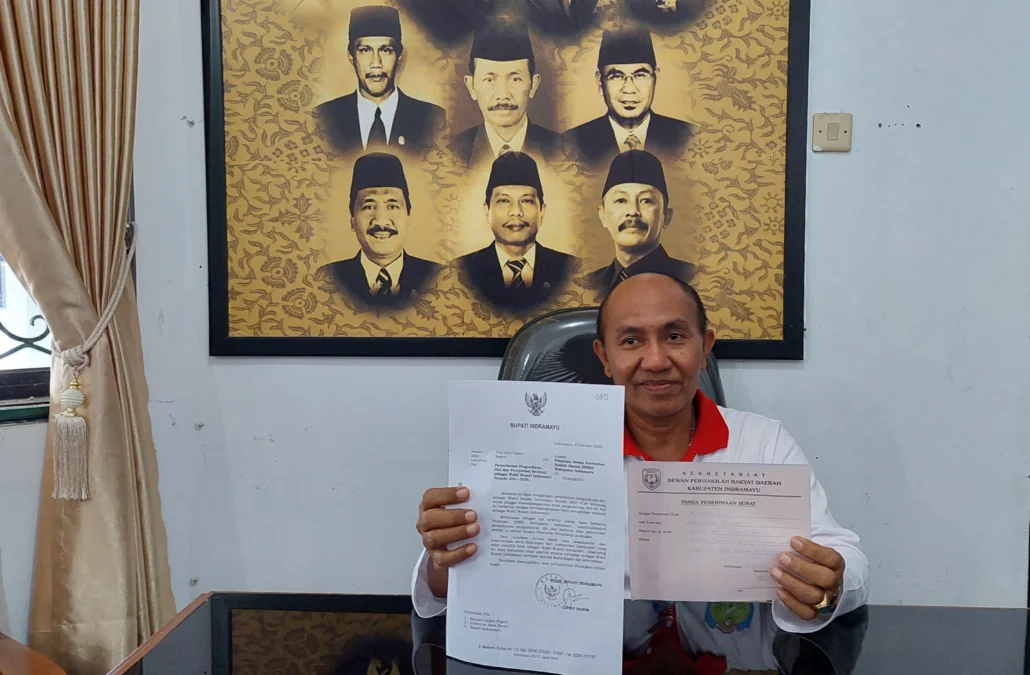 DITERIMA. Sekretaris DPRD Indramayu, Ali Fikri menunjukkan copy surat Wakil Bupati Indramayu, Lucky Hakim dan tanda terima surat. FOTO: TARDIARTO AZZA/RAKYAT CIREBON