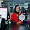 KEJUTAN. Alfamart di awal tahun 2023 ini mempunyai program Kejutan Awal Tahun 'Exclusive Cookware, Pilihan Bijak Keluarga Sehat'. Yang memberikan beragam peralatan masak dari Fissler dan Moriihome yang sudah terpercaya dan dikenal sebagai merk alat masak yang bisa diandalkan. FOTO : SUWANDI/RAKYAT CIREBON