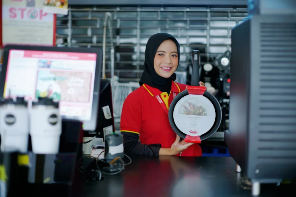 KEJUTAN. Alfamart di awal tahun 2023 ini mempunyai program Kejutan Awal Tahun 'Exclusive Cookware, Pilihan Bijak Keluarga Sehat'. Yang memberikan beragam peralatan masak dari Fissler dan Moriihome yang sudah terpercaya dan dikenal sebagai merk alat masak yang bisa diandalkan. FOTO : SUWANDI/RAKYAT CIREBON