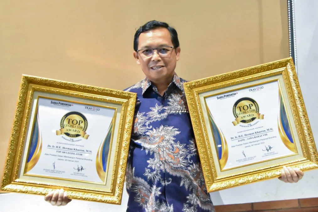 Legislator Demokrat Jabar VIII, Dr Ir H Herman Khaeron raih penghargaan Top Legislator Award 2023 dari SuaraPemerintah.ID dan TRAS n CO Indonesia.