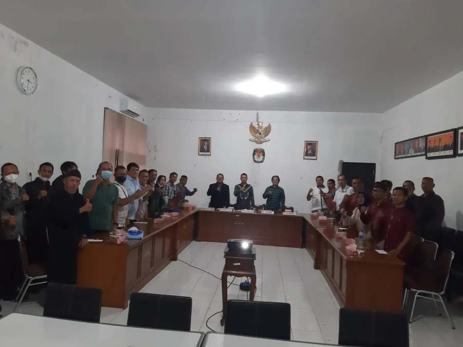 VERFAK. KPU Kota Cirebon mulai proses verifikasi faktual dukungan bakal calon DPD (Dewan Perwakilan Daerah) RI, khususnya dari wilayah Kota Cirebon mulai dilakukan. FOTO: ASEP SAEPUL MIELAH/RAKYAT CIREBON