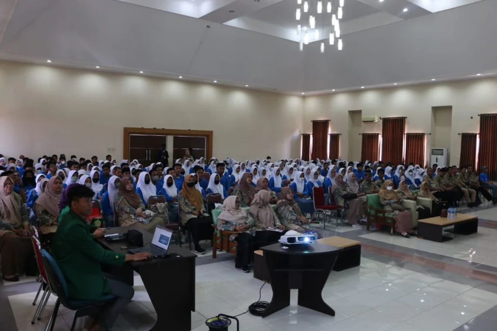 KUNJUNGAN. IAIN Syekh Nurjati Cirebon menjadi tujuan pengenalan kampus bagi 217 siswa IPA dan IPS SMAN 2 Sukatani Bekasi, Selasa (14/3). Para siswa dibekali pemahaman mengenai kampus tersebut. FOTO : SUWANDI/RAKYAT CIREBON