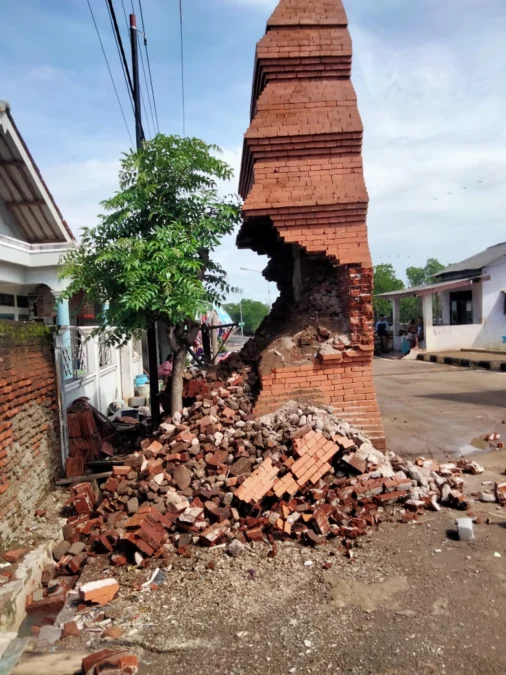 ROBOH. Gapura di bagian utara proyek hasil program Kotaku di Panjunan roboh, Selasa (14/2) pagi. Padahal belum genap satu tahun diserahterimakan kepada Pemkot Cirebon. FOTO: ASEP SAEPUL MIELAH/RAKYAT CIREBON