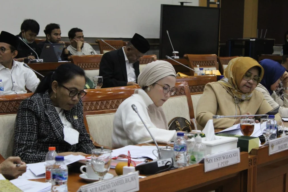 BIAYA HAJI. Anggota Panja Komisi VIII tentang BPIH, Selly Andriany Gantina saat mengikuti rapat dengan Kemenag RI, dan menyepakati kenaikan biaya haji tahun 2023. FOTO: ISTIMEWA FOR RAKYAT CIREBON