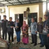 DATA PEMILIH. Petugas Pantarlih bersama komisioner KPU melakukan pencocokan dan penelitian data dari Wakil Walikota Cirebon, Dra Hj Eti Herawati di rumdinnya di wilayah Kalijaga, Harjamukti, kemarin. FOTO: ASEP SAEPUL MIELAH/RAKYAT CIREBON