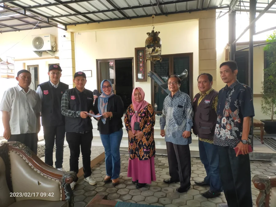 DATA PEMILIH. Petugas Pantarlih bersama komisioner KPU melakukan pencocokan dan penelitian data dari Wakil Walikota Cirebon, Dra Hj Eti Herawati di rumdinnya di wilayah Kalijaga, Harjamukti, kemarin. FOTO: ASEP SAEPUL MIELAH/RAKYAT CIREBON