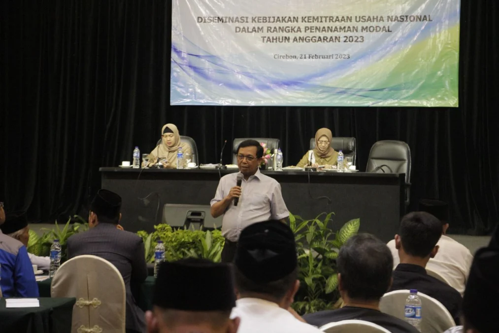 INVESTASI. Anggota Komisi VI DPR-RI Fraksi Demokrat, Ir Herman Khaeron menginginkan besarnya nilai investasi di Indonesia bisa dirasakan masyarakat, khususnya di wilayah Cirebon. FOTO: ASEP SAEPUL MIELAH/RAKYAT CIREBON