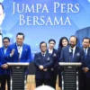 KOMPAK. Ketum DPP Partai Demokrat, Agus Harimurti Yudhoyono (AHY) menyampaikan konferensi pers usai menggelar pertemuan dengan Ketua Umum DPP NasDem, Surya Paloh. Hubungan komunikasi tiga parpol di Koalisi Perubahan pendukung Anies Baswedan semakin kuat. FOTO: IST FOR RAKYAT CIREBON