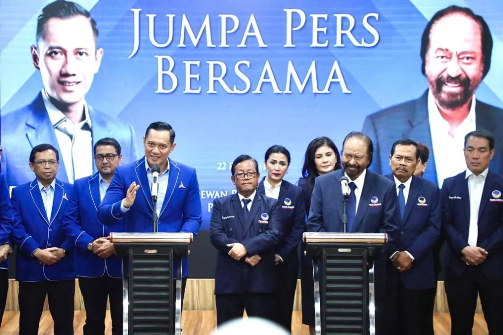 KOMPAK. Ketum DPP Partai Demokrat, Agus Harimurti Yudhoyono (AHY) menyampaikan konferensi pers usai menggelar pertemuan dengan Ketua Umum DPP NasDem, Surya Paloh. Hubungan komunikasi tiga parpol di Koalisi Perubahan pendukung Anies Baswedan semakin kuat. FOTO: IST FOR RAKYAT CIREBON