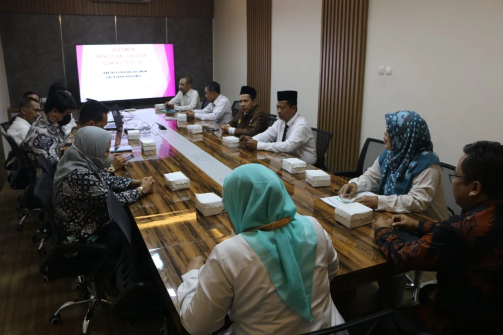 ASESMEN. Kekosongan pejabat pada posisi Kepala Bagian Umum dan Layanan Akademik IAIN Syekh Nurjati Cirebon segera terisi. Ada empat kandidat mengikuti asesmen bersaing mengisi jabatan tersebut. FOTO : SUWANDI/RAKYAT CIREBON