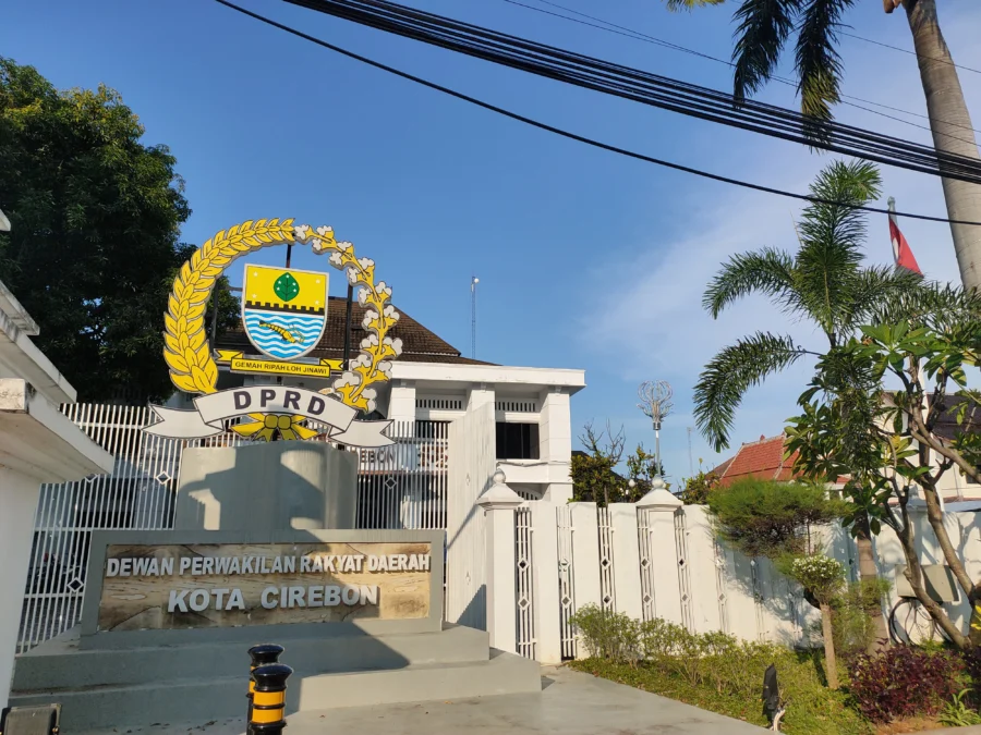 RAPAT ANGGARAN. Tim Anggaran Pemerintah Daerah (TAPD) menggelar rapat dengan Badan Anggaran (Banggar) di DPRD, Senin 13 Februari 2023. Mereka membahas postur APBD yang pada tahun ini, Kota Cirebon harus bayar defisit anggaran. FOTO: ASEP SAEPUL MIELAH/RAKYAT CIREBON