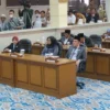 LEGAWA. Anggota DPRD Fraksi Partai Gerindra, Affiati mengikuti paripurna, Kamis (16/2). Saat ini, posisinya terancam karena Partai Gerindra Kota Cirebon mengajukan PAW dan pemecatan terhadap Affiati. FOTO: ASEP SAEPUL MIELAH/RAKYAT CIREBON