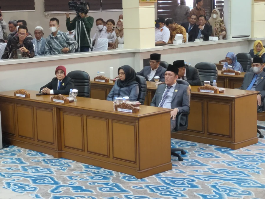 LEGAWA. Anggota DPRD Fraksi Partai Gerindra, Affiati mengikuti paripurna, Kamis (16/2). Saat ini, posisinya terancam karena Partai Gerindra Kota Cirebon mengajukan PAW dan pemecatan terhadap Affiati. FOTO: ASEP SAEPUL MIELAH/RAKYAT CIREBON