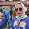 SIAP MENANGKAN ANIES. Ketua DPD Partai NasDem Kota Cirebon, Dra Hj Eti Herawati saat diwawancarai soal kesiapan NasDem Kota Cirebon memenangkan Anies Baswedan di Pilpres 2024. FOTO: ASEP SAEPUL MIELAH/RAKYAT CIREBON