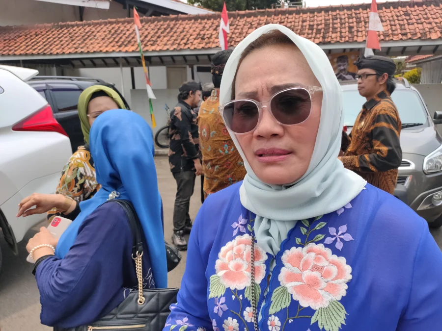 SIAP MENANGKAN ANIES. Ketua DPD Partai NasDem Kota Cirebon, Dra Hj Eti Herawati saat diwawancarai soal kesiapan NasDem Kota Cirebon memenangkan Anies Baswedan di Pilpres 2024. FOTO: ASEP SAEPUL MIELAH/RAKYAT CIREBON