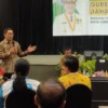 INVESTASI TERTINGGI. Gubernur Jawa Barat, HM Ridwan Kamil saat bersilaturahmi dengan tokoh dan ulama Kota Cirebon, dan menyampaikan capaian empat tahun kepemimpinannya. Salah satunya, membuat investasi di Jabar jadi rebutan.