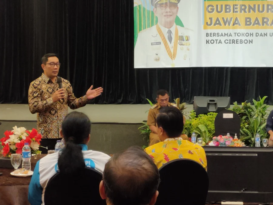 INVESTASI TERTINGGI. Gubernur Jawa Barat, HM Ridwan Kamil saat bersilaturahmi dengan tokoh dan ulama Kota Cirebon, dan menyampaikan capaian empat tahun kepemimpinannya. Salah satunya, membuat investasi di Jabar jadi rebutan.