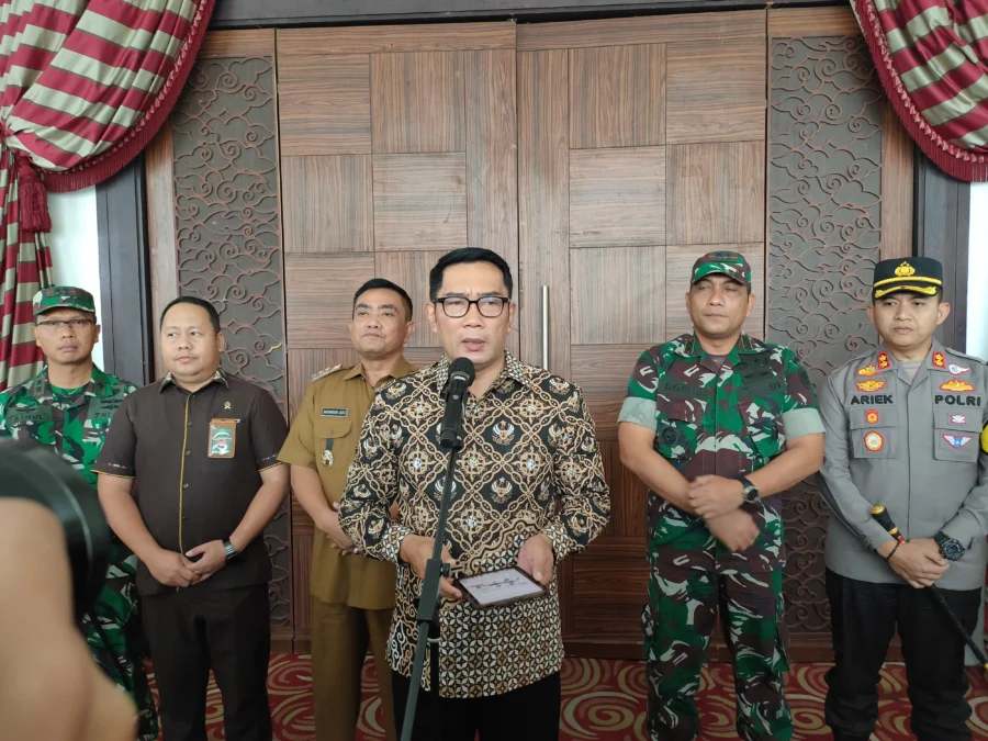 PAMIT. Gubernur Jabar, HM Ridwan Kamil pamit undur diri di depan masyarakat Kota Cirebon. Dia menyampaikan itu saat berkunjung dan memberikan pesan kepada masyarakat Kota Cirebon dalam menyikapi tahun politik.