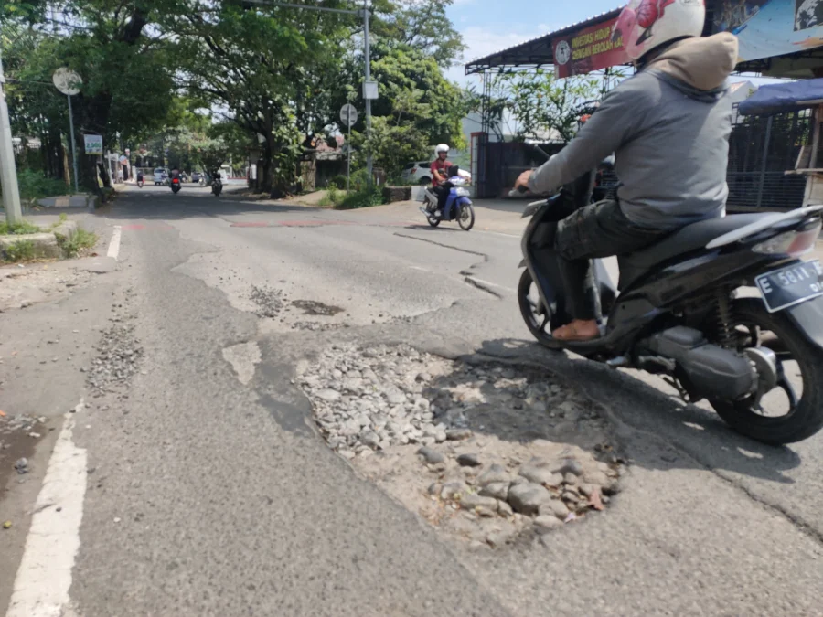 DPUTR Kota Cirebon memasang rambu di 12 titik jalan berlubang yang belum bisa diperbaiki, karena anggaran yang belum turun. Salah satunya di ruas Jalan Perjuangan-Majasem.