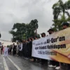 KECAMAN. Massa aksi Bela Al Quran dari Forum Umat Islam Ciayumajakuning melakukan orasi di depan gedung DPRD, mengecam politisi Swedia, Rasmus Paludan yang membakar dan menginjak Al Quran, Jumat 10 Februari 2023.