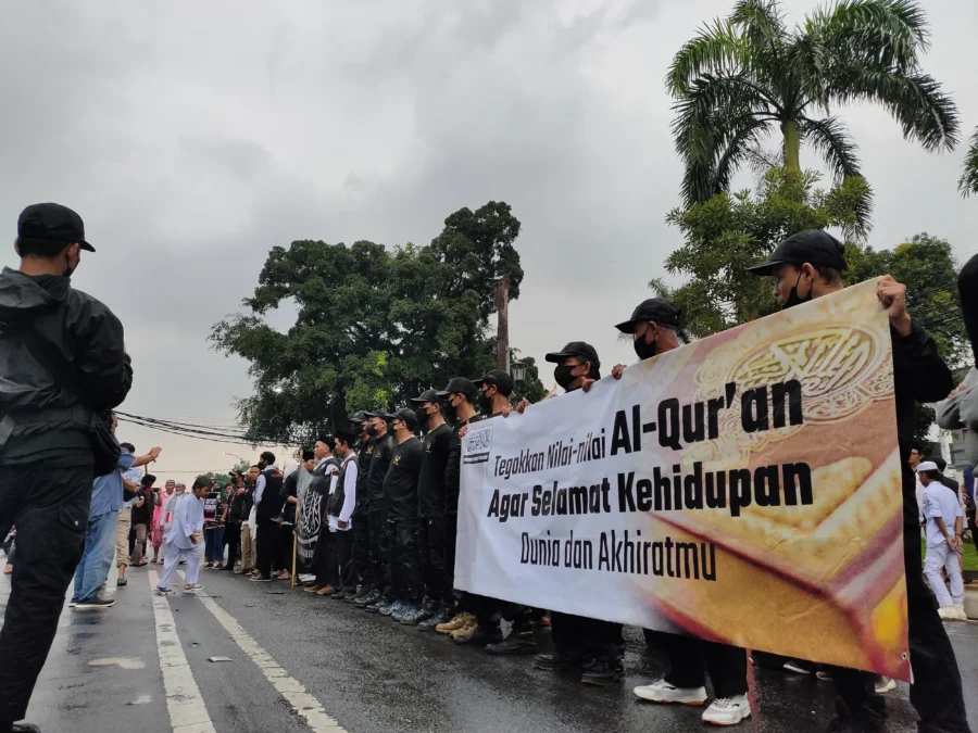 KECAMAN. Massa aksi Bela Al Quran dari Forum Umat Islam Ciayumajakuning melakukan orasi di depan gedung DPRD, mengecam politisi Swedia, Rasmus Paludan yang membakar dan menginjak Al Quran, Jumat 10 Februari 2023.