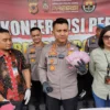 UANG PALSU. Kapolres Cirebon Kota, AKBP Ariek Indra Sentanu memperlihatkan 260 lembar uang palsu yang dicetak tersangka DP dan nyaris beredar. FOTO: ASEP SAEPUL MIELAH/RAKYAT CIREBON