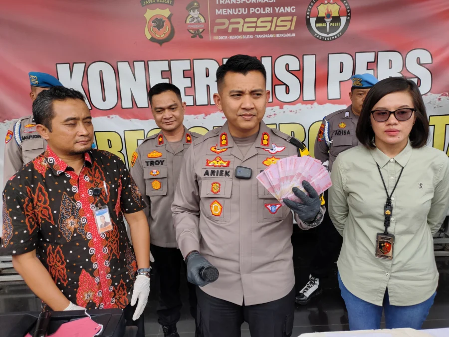 UANG PALSU. Kapolres Cirebon Kota, AKBP Ariek Indra Sentanu memperlihatkan 260 lembar uang palsu yang dicetak tersangka DP dan nyaris beredar. FOTO: ASEP SAEPUL MIELAH/RAKYAT CIREBON