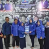 SERAHKAN BERKAS. Diantar keluarga dan simpatisannya, Endah Arisyanasakanti mendaftar sebagai bacaleg Partai Demokrat untuk periodenya yang kedua pada Pileg 2024. FOTO: ASEP SAEPUL MIELAH/RAKYAT CIREBON