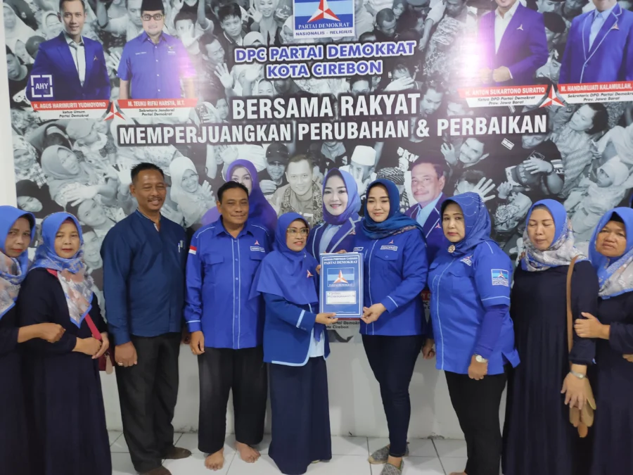 SERAHKAN BERKAS. Diantar keluarga dan simpatisannya, Endah Arisyanasakanti mendaftar sebagai bacaleg Partai Demokrat untuk periodenya yang kedua pada Pileg 2024. FOTO: ASEP SAEPUL MIELAH/RAKYAT CIREBON