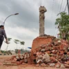 DIROBOHKAN. Gapura Candi Bentar di lokasi program Kotaku sengaja dirobohkan semua demi keamanan, setelah bagian bawahnya ambruk pekan lalu. Perbaikannya masih menjadi tanggung jawab pihak kontraktor. FOTO: ASEP SAEPUL MIELAH/RAKYAT CIREBON