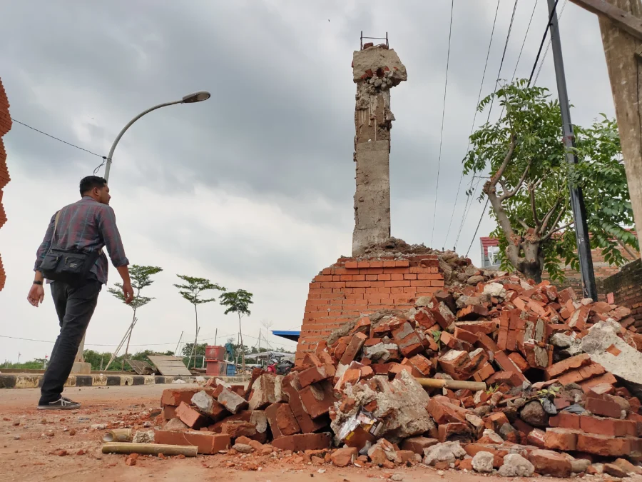 DIROBOHKAN. Gapura Candi Bentar di lokasi program Kotaku sengaja dirobohkan semua demi keamanan, setelah bagian bawahnya ambruk pekan lalu. Perbaikannya masih menjadi tanggung jawab pihak kontraktor. FOTO: ASEP SAEPUL MIELAH/RAKYAT CIREBON