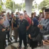 DICEGAT. Para kontraktor hadang Walikota Azis di pintu masuk DPRD saat akan menghadiri rapat paripurna di gedung dewan, Senin 20 Februari 2023. FOTO: ASEP SAEPUL MIELAH/RAKYAT CIREBON