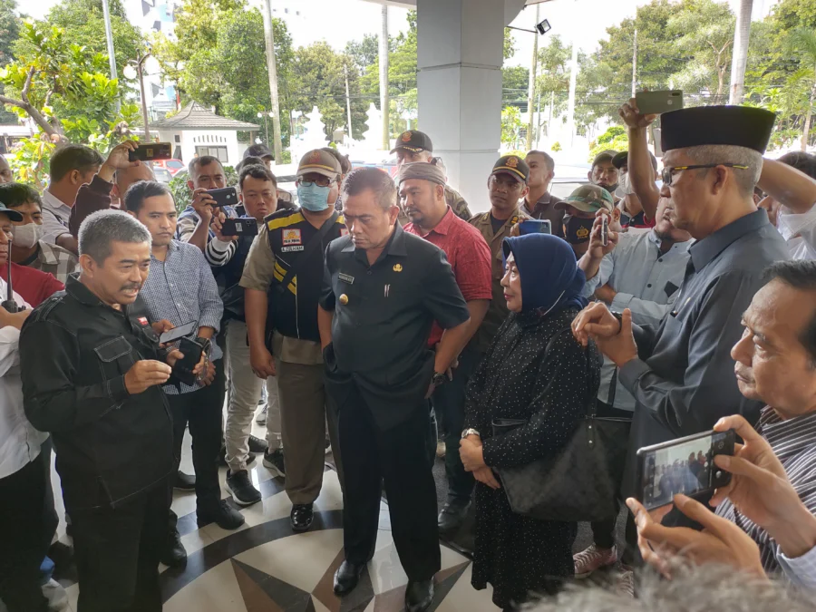 DICEGAT. Para kontraktor hadang Walikota Azis di pintu masuk DPRD saat akan menghadiri rapat paripurna di gedung dewan, Senin 20 Februari 2023. FOTO: ASEP SAEPUL MIELAH/RAKYAT CIREBON