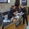 PERDA KEOLAHRAGAAN. Ketua Pansus Raperda Penyelenggaraan Keolahragaan, Andi Riyanto Lie menyerahkan draf raperda yang disetujui menjadi Perda Keolahragaan kepada Walikota Cirebon, Drs H Nashrudin Azis SH pada agenda paripurna, Senin 20 Februari 2023. FOTO: ASEP SAEPUL MIELAH/RAKYAT CIREBON