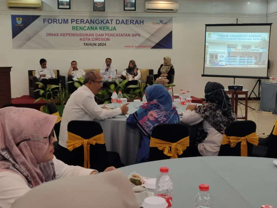 SERAP MASUKAN. Disdukcapil Kota Cirebon membuka forum perangkat daerah untuk mendengar masukan dan saran dari berbagai pihak, terhadap rencana program di tahun 2024. FOTO: ASEP SAEPUL MIELAH/RAKYAT CIREBON