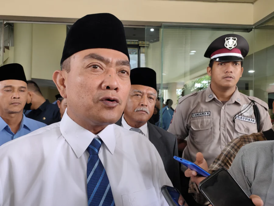 HARAPAN KE PDAM. Walikota Cirebon yang juga KPM PAM-TGN, Drs H Nashrudin Azis SH menyampaikan harapannya pada momen Hari Jadi ke-65 PAM-TGN, Senin (27/2). FOTO: ASEP SAEPUL MIELAH/RAKYAT CIREBON